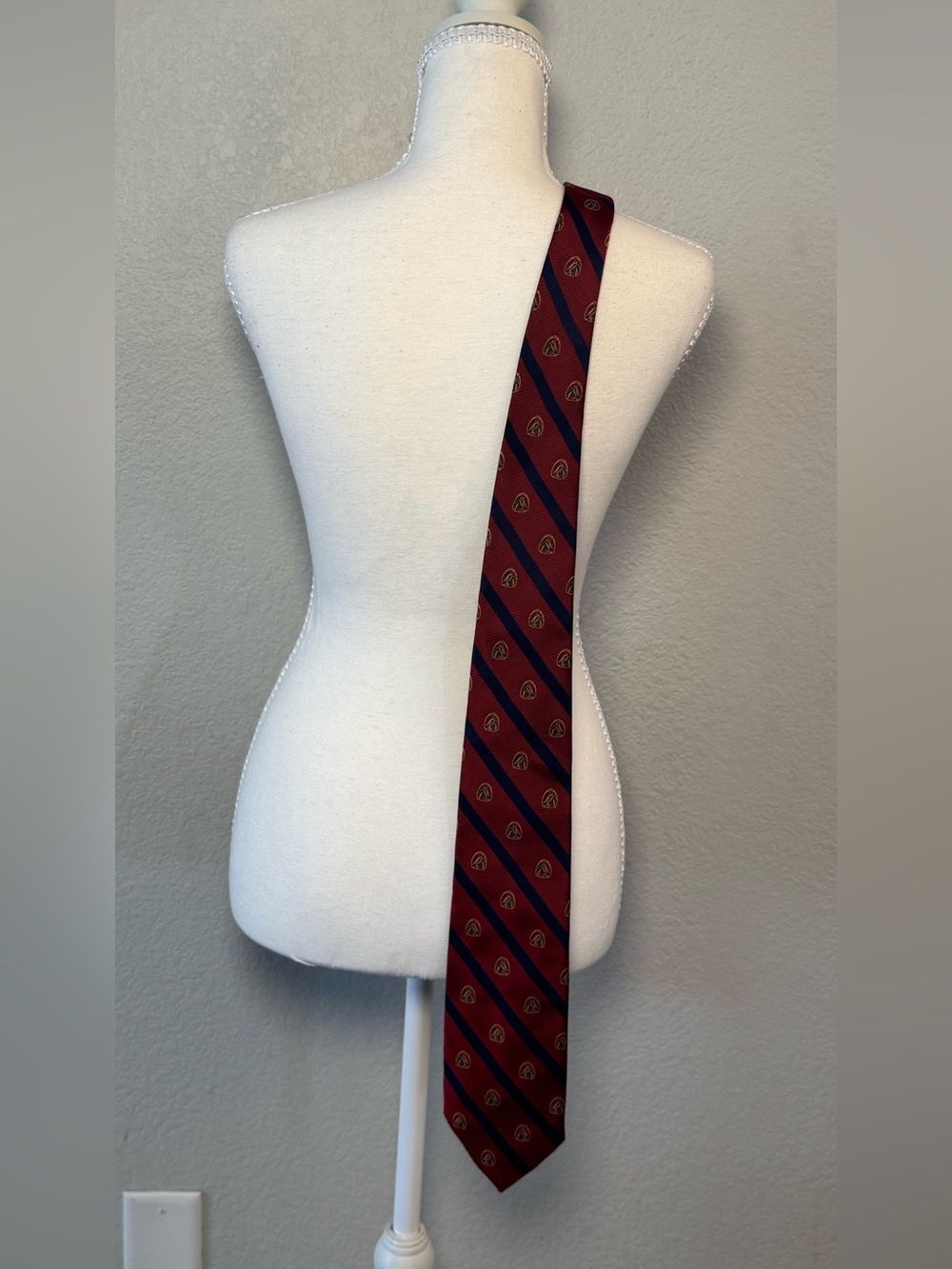 Brooks Brothers Men's Red Navy Blue Striped Silk Tie Gold Stirrup Motif
